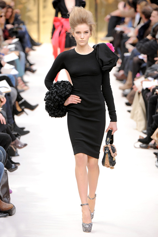 Vestido negro con volumen en un hombro y volados Louis Vuitton